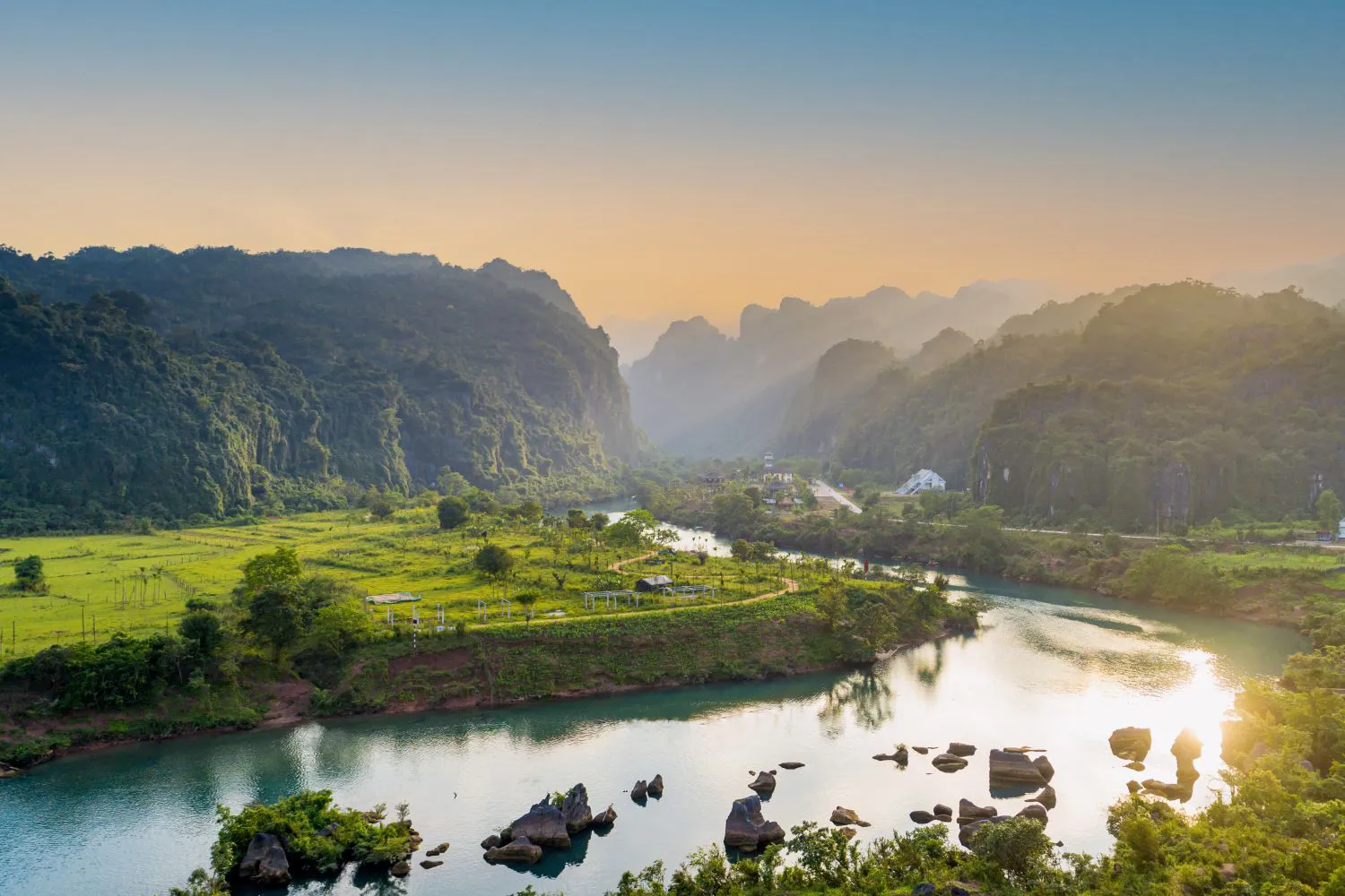 Cảnh sắc bình yên dưới nắng của làng quê và thiên nhiên Phong Nha.