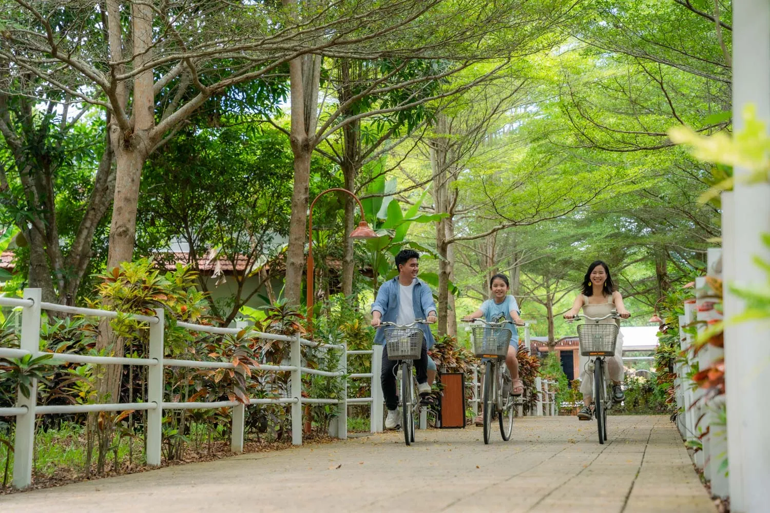 Gia đình bắt đầu hành trình khám phá bằng xe đạp từ Chày Lập Farmstay.