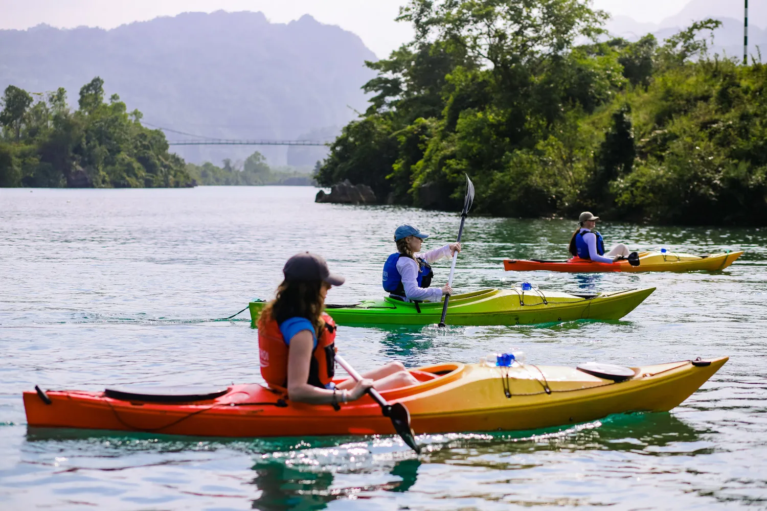 Chèo kayak trên sông Chày là một cách tuyệt vời để chiêm ngưỡng vẻ đẹp thiên nhiên của vùng di sản.