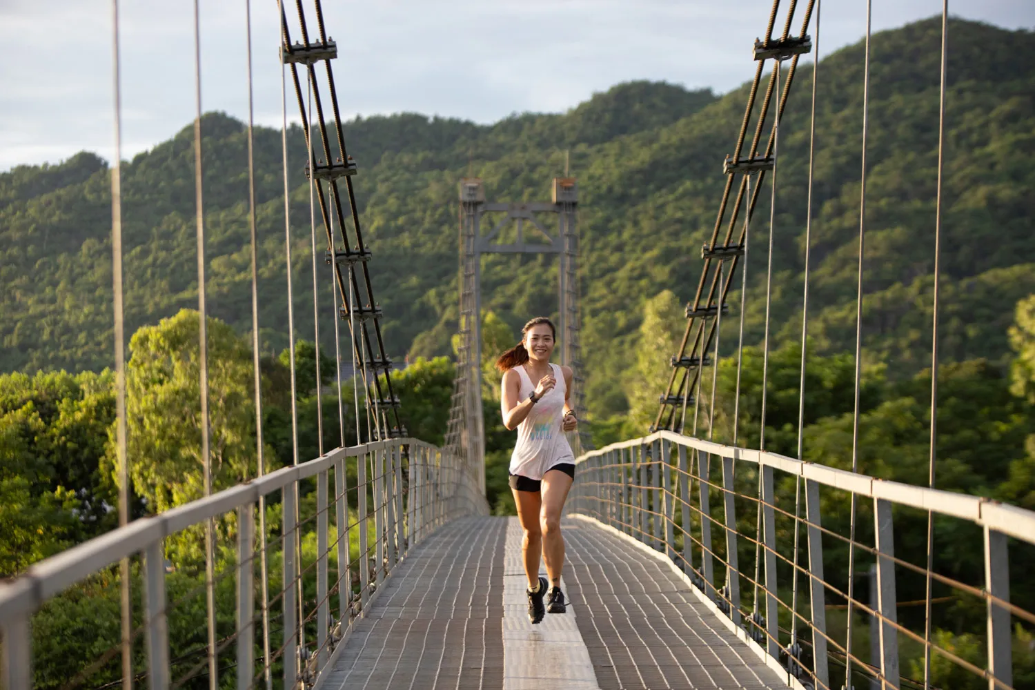 Chạy bộ qua cầu treo nối liền những ngôi làng.