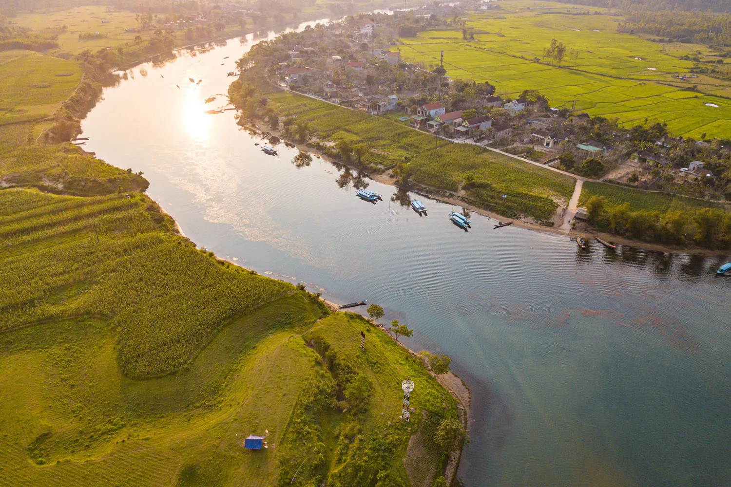 Phong Nha với thiên nhiên hùng vĩ và làng mạc hiền hòa.