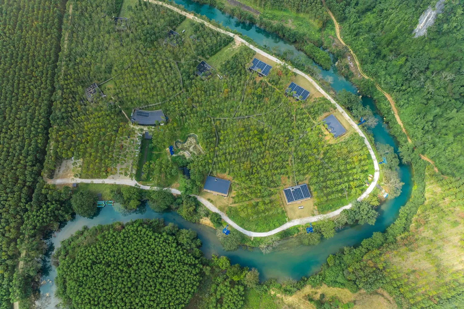 Blue Diamond Retreat - Khu lưu trú xanh vận hành hoàn toàn bằng điện mặt trời do Phong Nha Holiday quản lý.